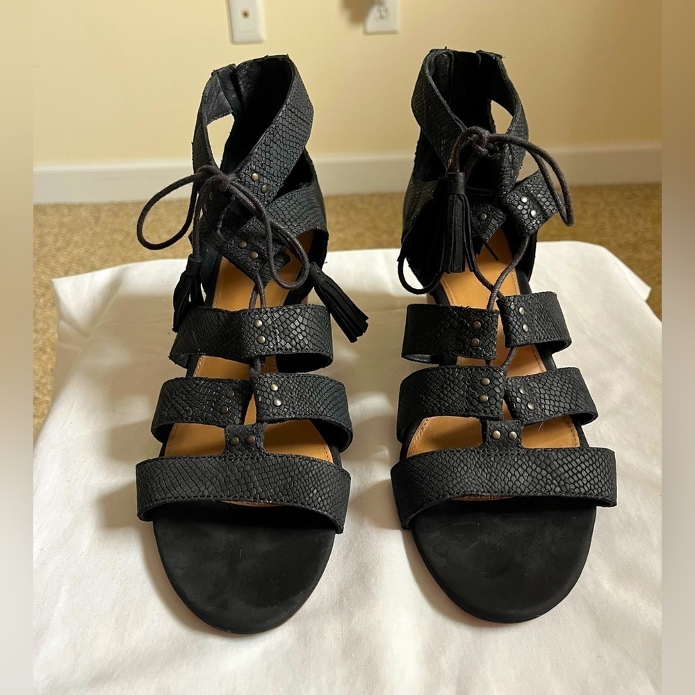 UGG Yasmin Snake Cage Black Leather Gladiator Lace up Zip Sandals Sz 9.5 EUC